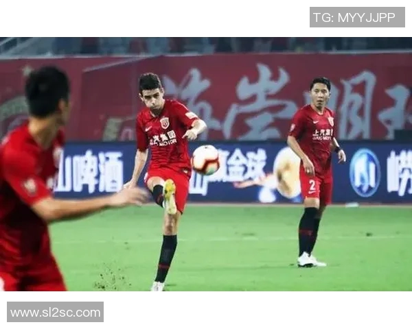 青岛队与上港队比赛裁判表现引发热议球迷反响不一 青岛队与上港队比赛裁判表现引发热议球迷反响不一